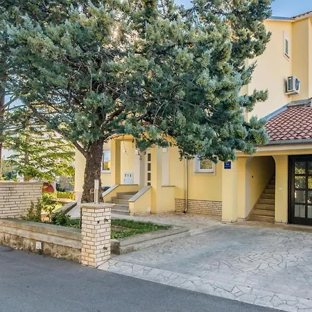 아파트 Awesome In Krk With House Sea View